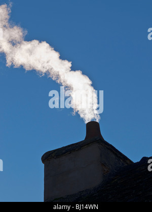 Rauch steigt aus dem Schornstein - Frankreich. Stockfoto