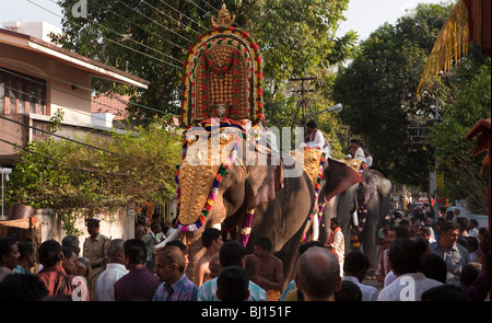 Indien, Kerala, Kochi, Ernakulam Uthsavom Festival, Diwans Road, Parayeduppu Elefanten Prozession Stockfoto