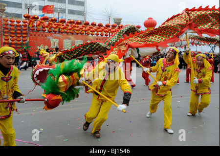 Menschen führen Traditonal Drachen tanzen während Yuanxiao Festival oder das Laternenfest in Yuxian, Hebei, China. 28 Feb 201010 Stockfoto