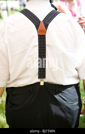 Rückansicht des Mann mit Strapsen Stockfoto