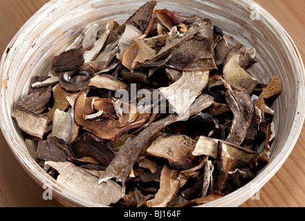 getrocknete Pilze in der Schale Stockfoto