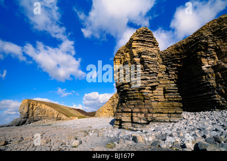 Klippen bei Nash Punkt in South Wales betrachtet von Kalkstein und Tonstein Felsstrand an einem sonnigen Tag. Stockfoto