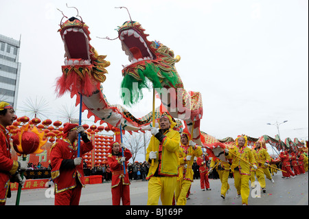 Menschen führen traditionelle Drachen tanzen während Yuanxiao Festival oder das Laternenfest in Yuxian, Hebei, China. 28-Feb-2010 Stockfoto