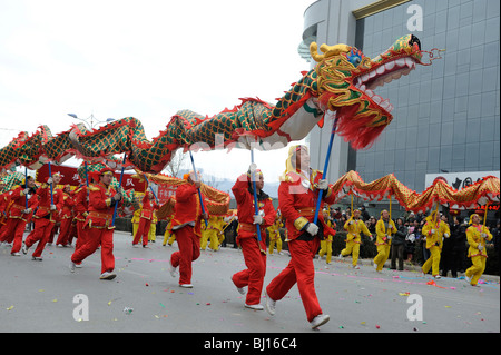 Menschen führen traditionelle Drachen tanzen während Yuanxiao Festival oder das Laternenfest in Yuxian, Hebei, China. 28. Februar 2010 Stockfoto