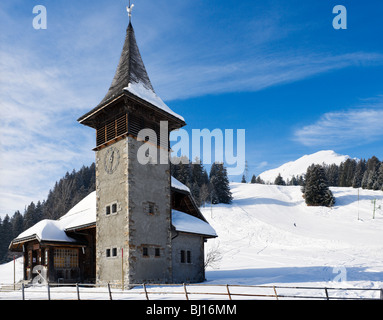 Kirche in der Ortschaft Les Mosses mit den Skipisten hinter, Waadt, Schweiz Stockfoto