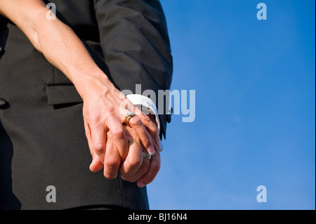 Nahaufnahme von Braut und Bräutigam Hand in Hand Stockfoto