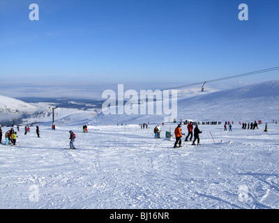 Skifahrer auf Cairngorm Berg in Schottland in perfekte Pistenverhältnisse Stockfoto