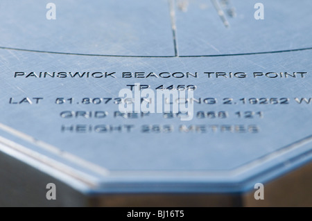 Abstrakten Blick auf die eingravierte Schrift auf der Ordnance Survey Triangulation Punkt bei Painswick Beacon auf die Cotswold Böschung Stockfoto