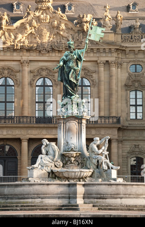 Franken Brunnen erbaut 1894 vor der Residenz, Würzburg, Bayern, Deutschland Stockfoto