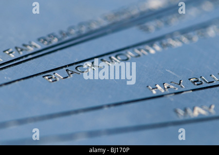 Abstrakten Blick auf die eingravierte Schrift auf der Ordnance Survey Triangulation Punkt bei Painswick Beacon auf die Cotswold Böschung Stockfoto