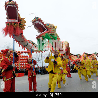 Menschen führen traditionelle Drachen tanzen während Yuanxiao Festival oder das Laternenfest in Yuxian, Hebei, China. 28-Feb-2010 Stockfoto