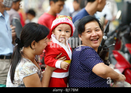 Zwei Frauen mit Kind, Ho-Chi-Minh-Stadt, Vietnam Stockfoto