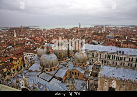 Ein Blick von der Dachterrasse über die Basilica di San Marco Venedig, Veneto, Italien Stockfoto