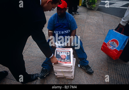 New Yorker Kurven hinunter kaufen neueste Kopie der New York Daily News mit Osama Bin Laden "Wanted Dead or Alive" Cowboy-Überschrift Stockfoto