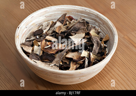 getrocknete Pilze in der Schale Stockfoto