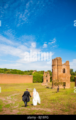 Braut und Bräutigam zu Fuß in der Villa Massensio, Appia Antica, Rom, Italien Stockfoto