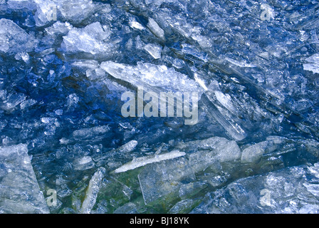 Winter-Eis auf dem Main-Donau-Kanal in Deutschland Stockfoto