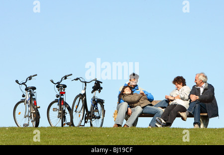 Radfahrer, ruht auf einer Bank, Nordstrand, Deutschland Stockfoto