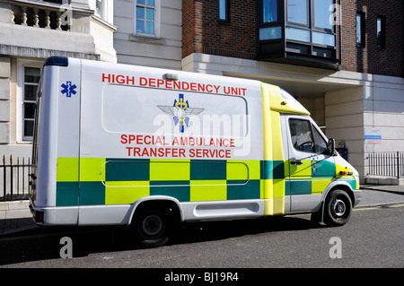 Hohe Abhängigkeit Gerät spezielle Ambulanz-Transfer-Service außerhalb der Herzklinik Marylebone Central London UK Stockfoto