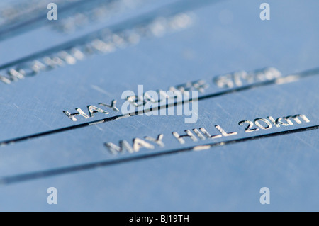 Abstrakten Blick auf die eingravierte Schrift auf der Ordnance Survey Triangulation Punkt bei Painswick Beacon auf die Cotswold Böschung Stockfoto