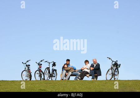 Radfahrer, ruht auf einer Bank, Nordstrand, Deutschland Stockfoto