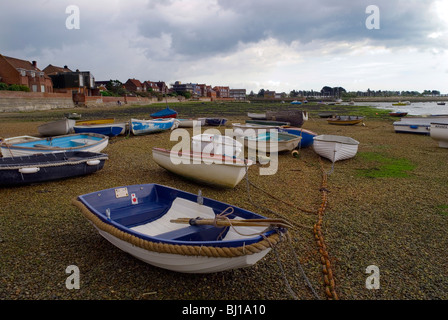 Boote liegen auf dem Meeresgrund Emsworth Hafen bei Ebbe und Gehäuse entlang der Parade im Hintergrund Stockfoto