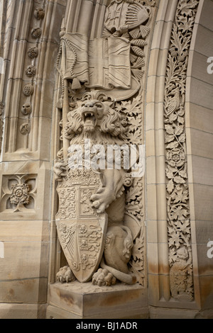 Aggressive Löwen mit dem Union Jack und die UK-Wappen. Diese detaillierten Schnitzereien verziert Eingang in das kanadische Parlament Stockfoto
