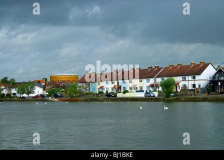 Terrassenförmig angelegten Wohnraum in Emsworth neben den Mühlenteich mit der Gasometer auf der linken Seite. Stockfoto