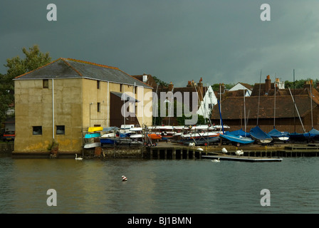 Die Gezeiten-Mühle und den Mühlenteich neben der Pantoffel-Segelclub in Emsworth Hafen mit schmuddeligen Segelboote Ruhe außerhalb Stockfoto