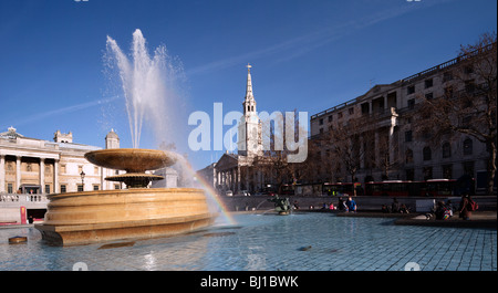 Springbrunnen und St. Martin in the Fields Kirche Trafalgar Square London England UK Stockfoto