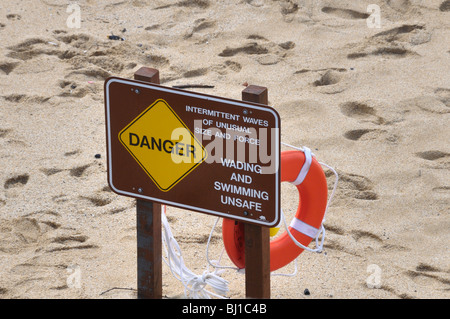 Hohe Wellen:Hochwellen-Warnschild an einem California Beach-„unregelmäßige Wellen ungewöhnlicher Größe, Waten und Schwimmen unsicher“ Stockfoto