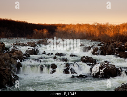Sonnenuntergang am Great Falls in der Nähe von Washington DC an einem verschneiten Tag Stockfoto