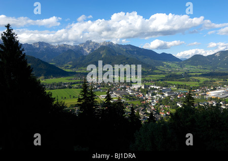 Überblick über Admont in Richtung der Gesäuse-Berge, gesehen vom Schloss Röthelstein Stockfoto