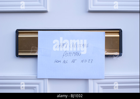 Ein Weihnachten Tipp ausgelassen für den Postboten an der Haustür im Vereinigten Königreich Stockfoto
