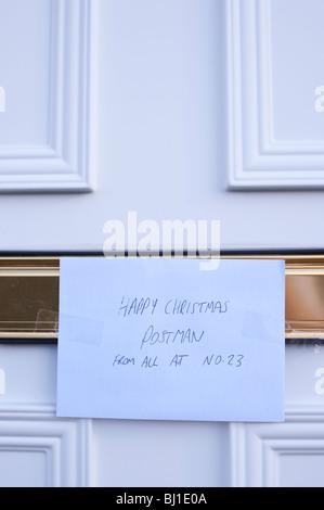 Ein Weihnachten Tipp ausgelassen für den Postboten an der Haustür im Vereinigten Königreich Stockfoto