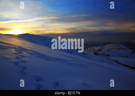 schönen Winter Sonnenuntergang hoch oben in den Bergen Stockfoto