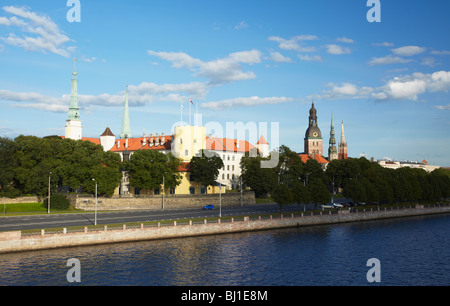 Lettland, Ost-Europa, Baltikum, Riga, Ansicht des Rigaer Schloss mit Dom im Hintergrund Stockfoto