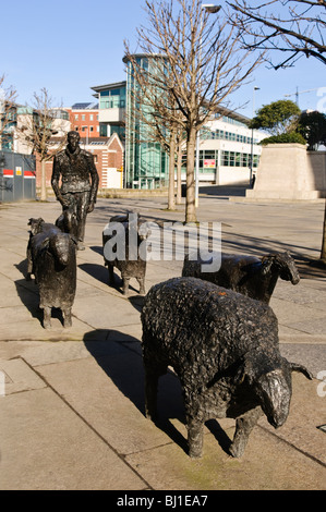 Die Heep auf der Straße" von Deborah Brown, Bronze Skulptur an der Waterfront Hall, Belfast. Stockfoto