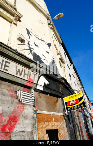 Britains größte Banksy auf das Whitehorse Public House in Liverpool, die nur für eine Sanierung verkauft wurde. Stockfoto