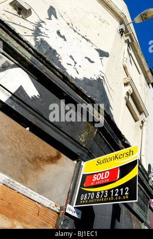 Britains größte Banksy auf das Whitehorse Public House in Liverpool, die nur für eine Sanierung verkauft wurde. Stockfoto