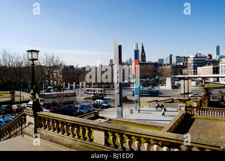 Blick auf St. Johns Park und Stadtzentrum von Liverpool aus dem Museum Schritte in William Brown Street. Stockfoto