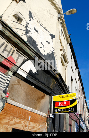 Britains größte Banksy auf das Whitehorse Public House in Liverpool, die nur für eine Sanierung verkauft wurde. Stockfoto