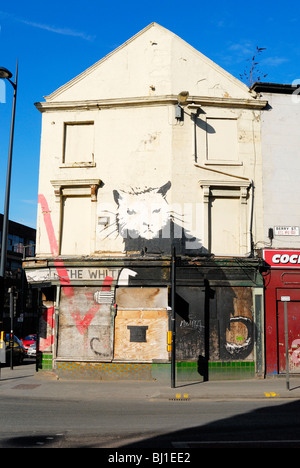 Britains größte Banksy auf das Whitehorse Public House in Liverpool, die nur für eine Sanierung verkauft wurde. Stockfoto