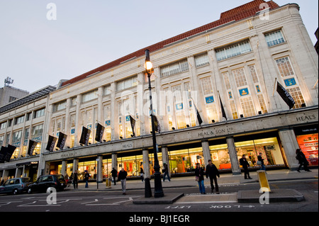 HEILT Kaufhaus am Tottenham Court Road bei Dämmerung, W1, London, Vereinigtes Königreich Stockfoto