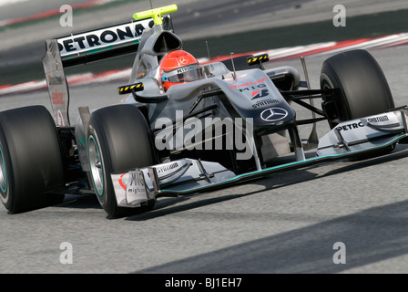 Michael Schumacher (GER) im Mercedes MGP W01 Rennwagen während der Formel-1-Tests Sitzungen am Circuit de Catalunya. Stockfoto