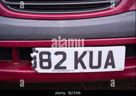 Ein Auto mit einem gebrochenen Nummernschild, die illegal in das Vereinigte Königreich zu fahren ist Stockfoto