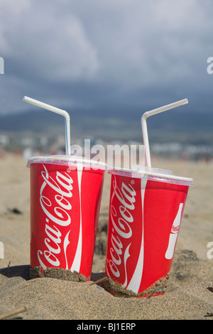 Zwei verfügbare Coca Cola Gläser am Strand Stockfoto