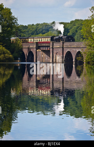 LMS 8F 48305 am Swithlnd Stausee Viadukt, Teil der Great Central Railway in Leicestershire Stockfoto