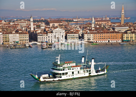 Eine Passagier- und Autofähre, der seinen Weg entlang des Canal Grande in Venedig, Veneto, Italien Stockfoto