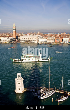 Eine Passagier- und Autofähre, der seinen Weg entlang des Canal Grande in Venedig, Veneto, Italien Stockfoto